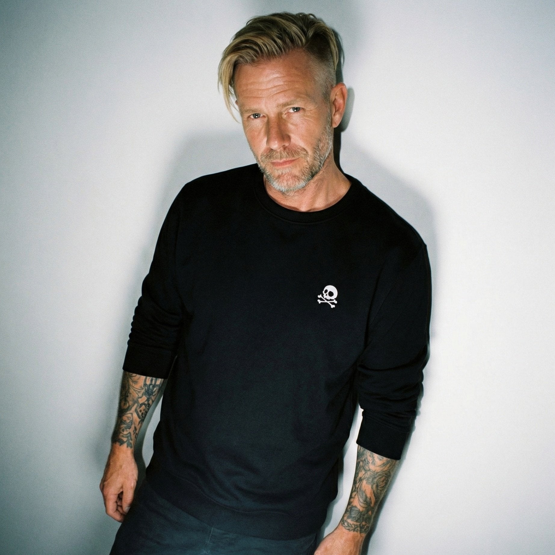 Jolly Roger Bio-Sweatshirt mit Bruststick