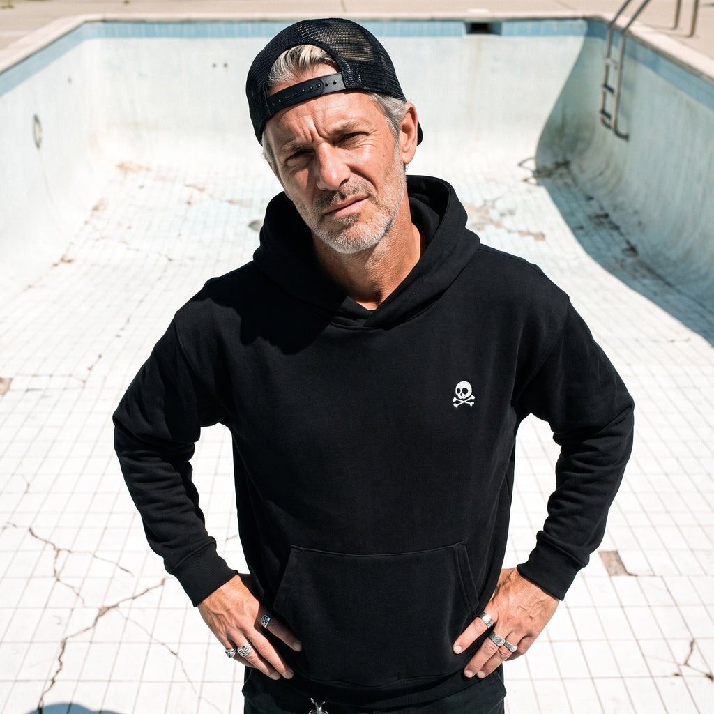 Jolly Roger Premium Hoodie mit Bruststick in Schwarz, Model-Foto