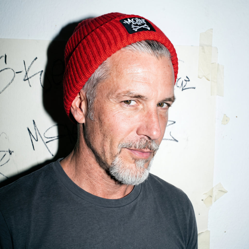 Moin X Badge - Fisherman Beanie in Rot, Model-Foto