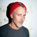 Moin X Badge - Fisherman Beanie in Rot, Model-Foto