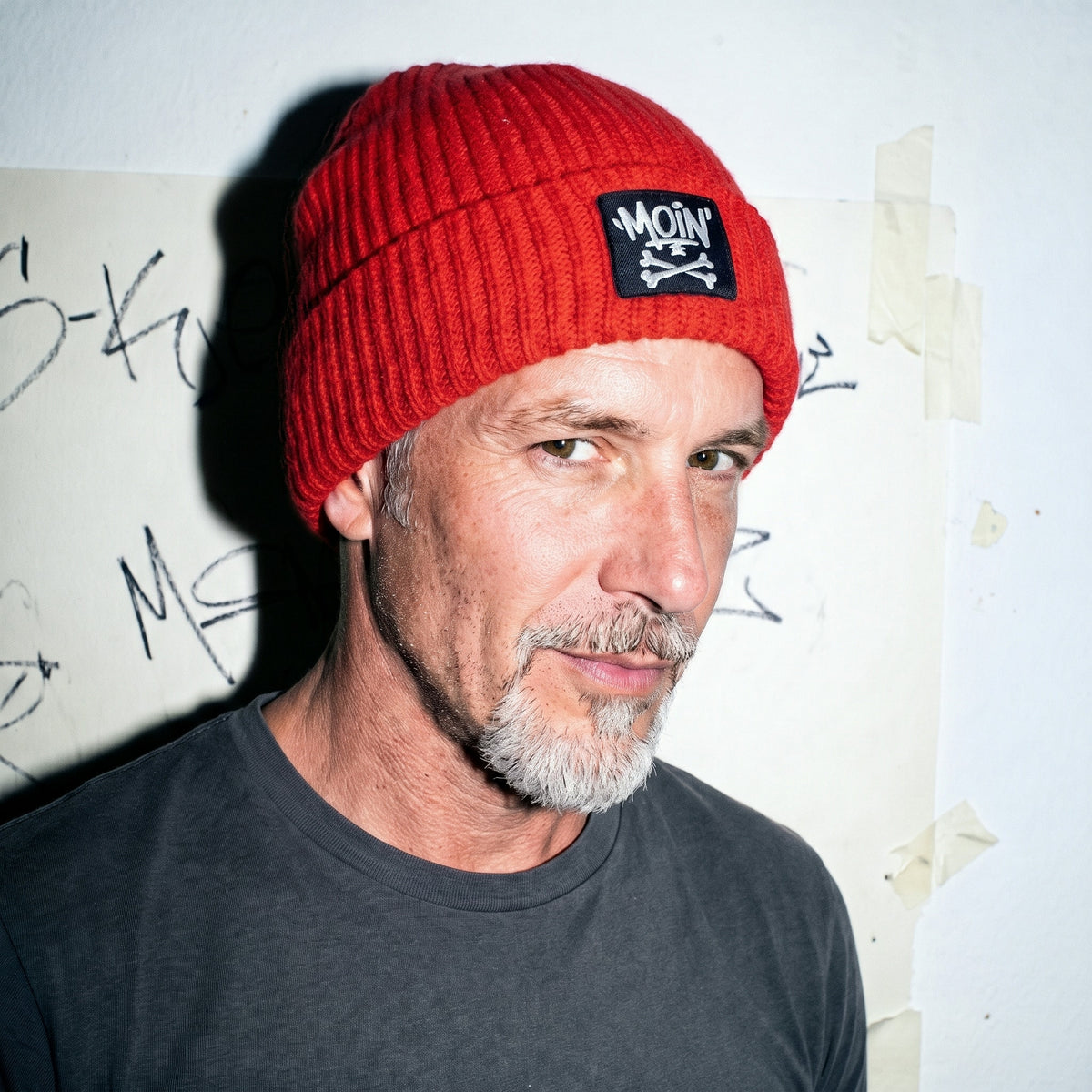 Moin X Badge - Fisherman Beanie in Rot, Model-Foto