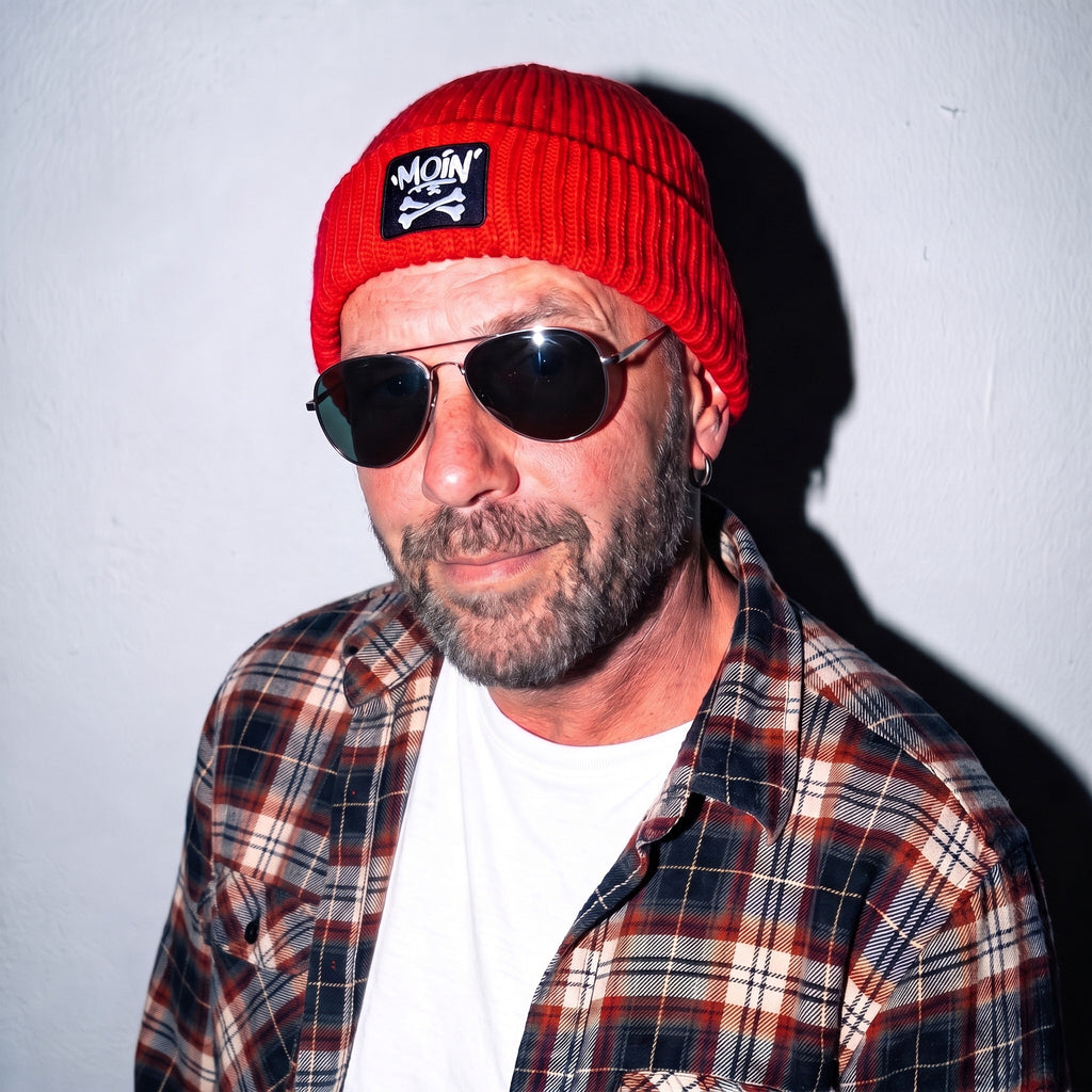 Moin X Badge - Fisherman Beanie in Rot, Model-Foto