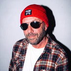 Moin X Badge - Fisherman Beanie in Rot, Model-Foto