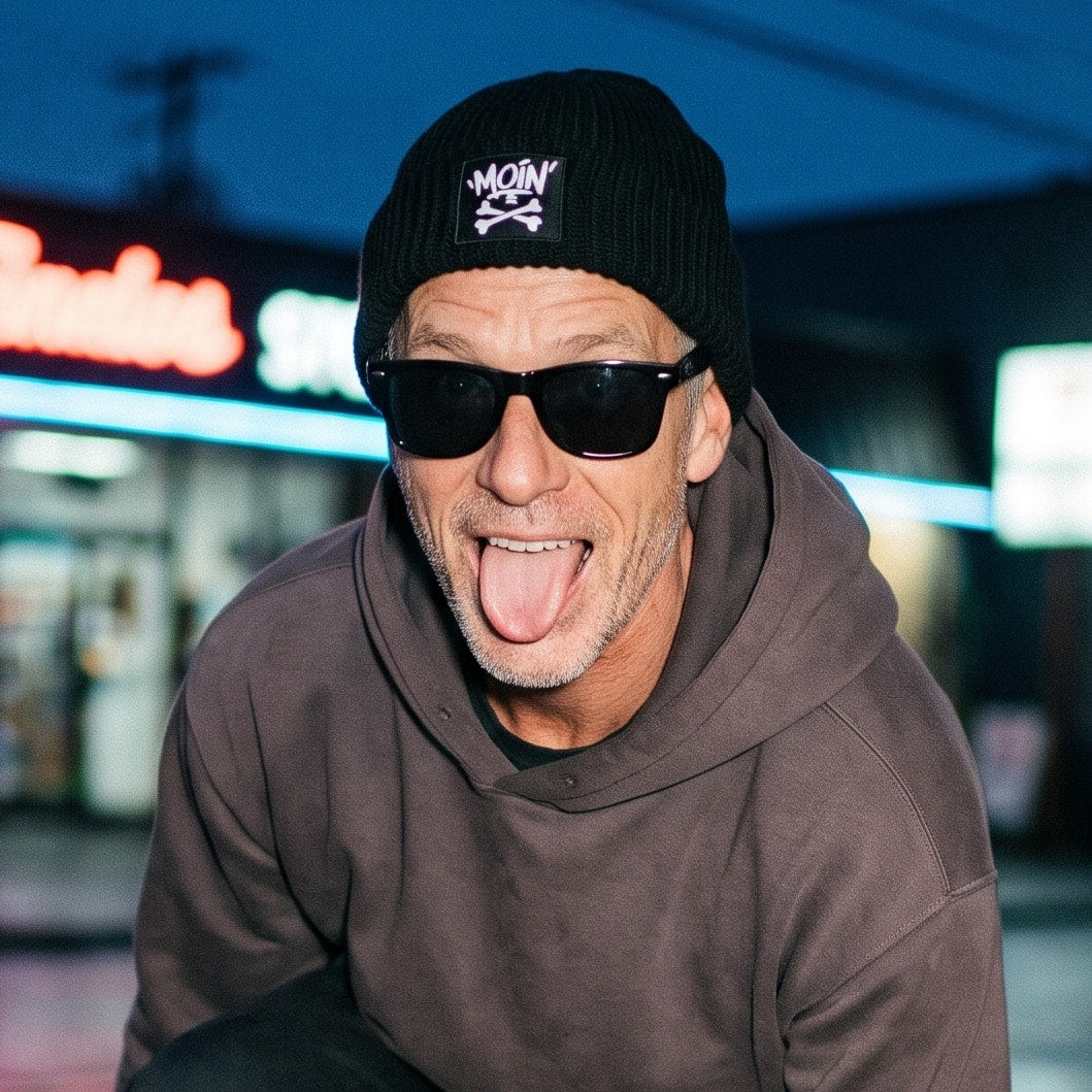 Moin X Badge - Fisherman Beanie in Schwarz, Model-Foto