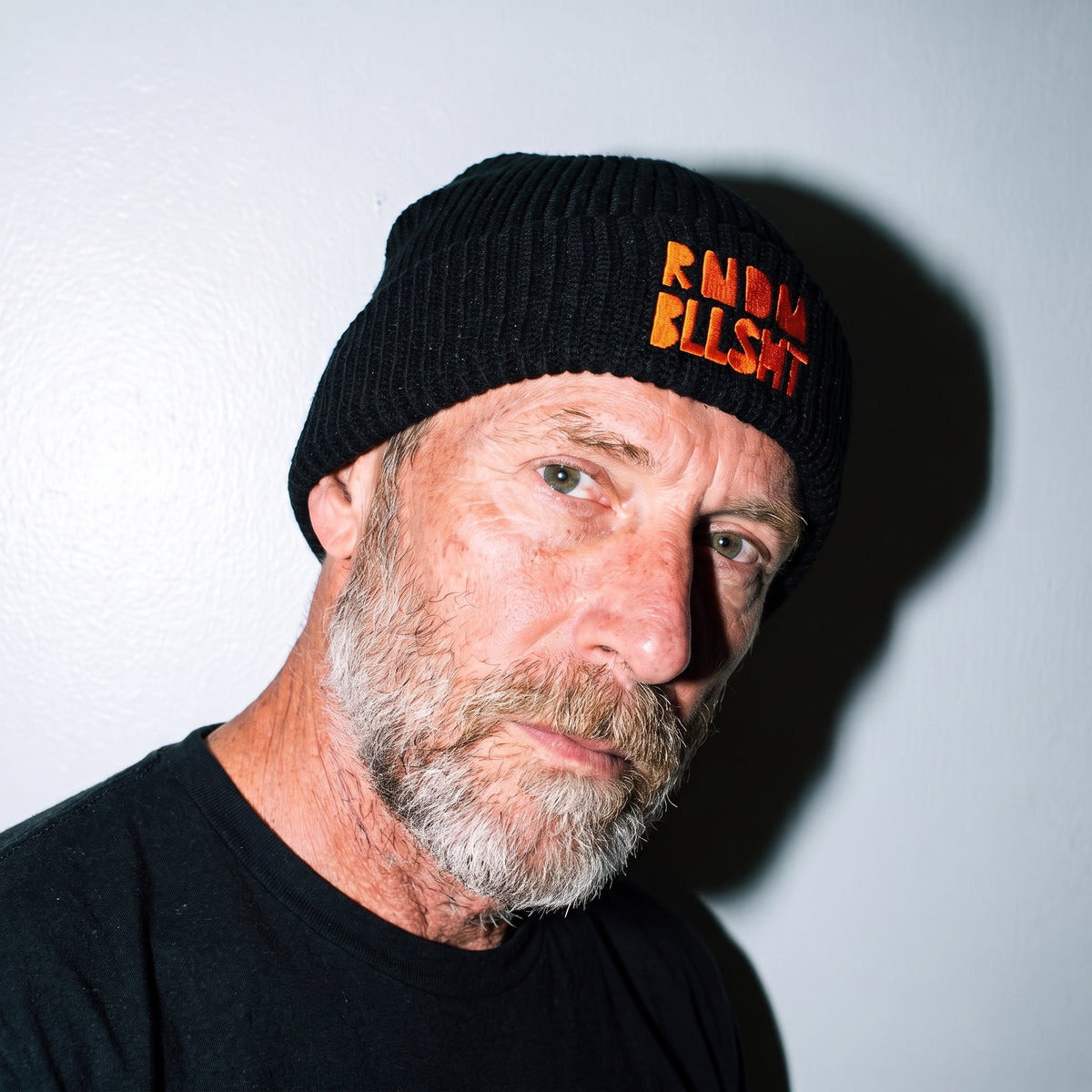 RNDM BLLSHT Fisherman Beanie in Schwarz, Model-Foto