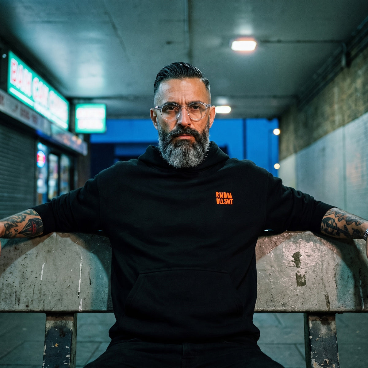 RNDM BLLSHT Premium Hoodie mit Bruststick in Schwarz, Model-Foto